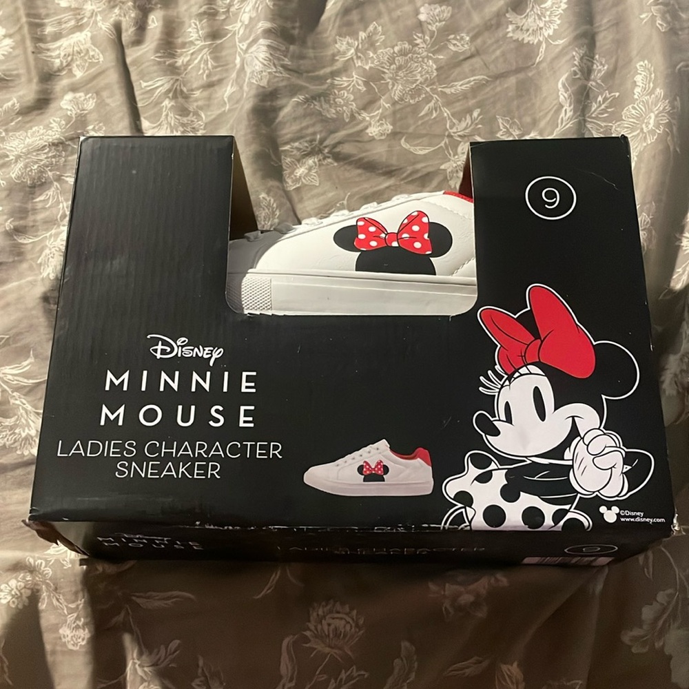 Disney Minnie Mouse Ladies white sneakers, size 9 NWT